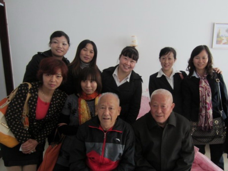 
     Les employés de XMBAG ont rendu visite aux personnes âgées et aux enfants lors du Festival du Double Neuf
    